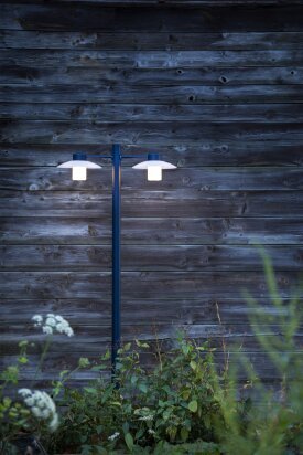 Belcour 05 | Zweiflammige Garten-Standleuchtemit modernen Tellerschirmen – Stilvolle Außenbeleuchtung von Roger Pradier